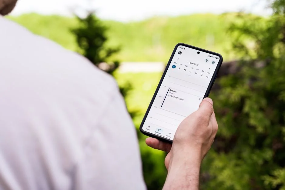 services-03 Un espace de travail contemporain mettant en valeur un ordinateur portable, une tablette et des smartphones, parfait pour un usage tech et freelance.